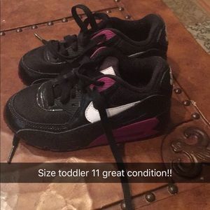 Size toddler 11 girls nikes in great condition.
